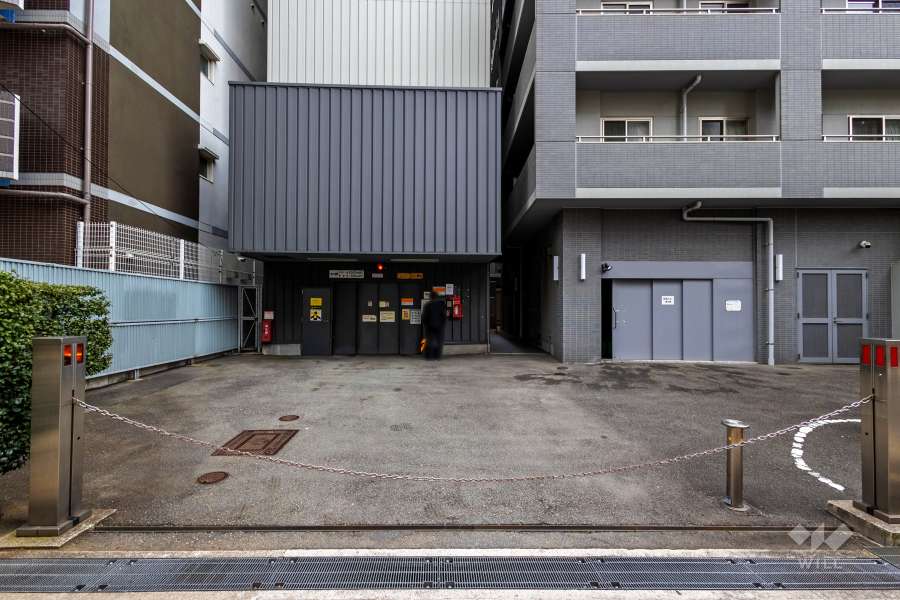 駐車場の出入り口（ロボットゲート付き）・敷地内駐車場（タワー式立体）