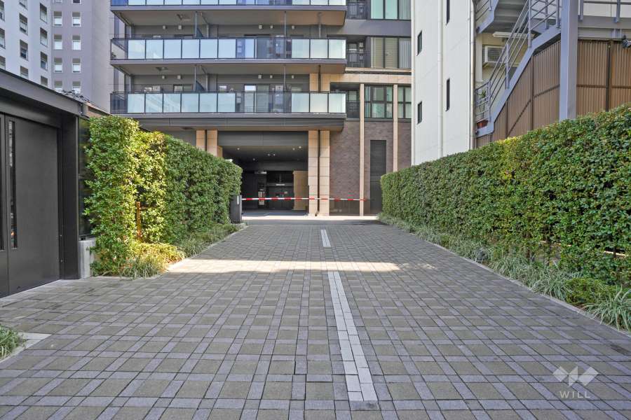 敷地内駐車場（屋内平面式）の出入り口（ゲート付き）