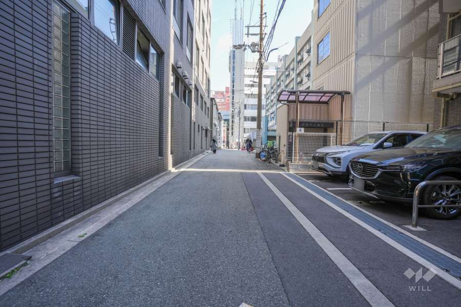 敷地北側の前面道路（西側から）
