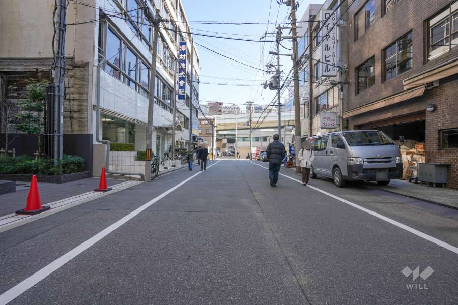 敷地南側の前面道路（西側から）