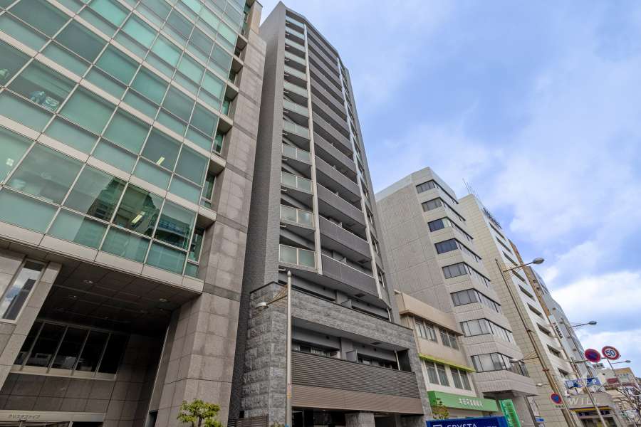 プレサンスロジェ心斎橋の外観（南西側から）