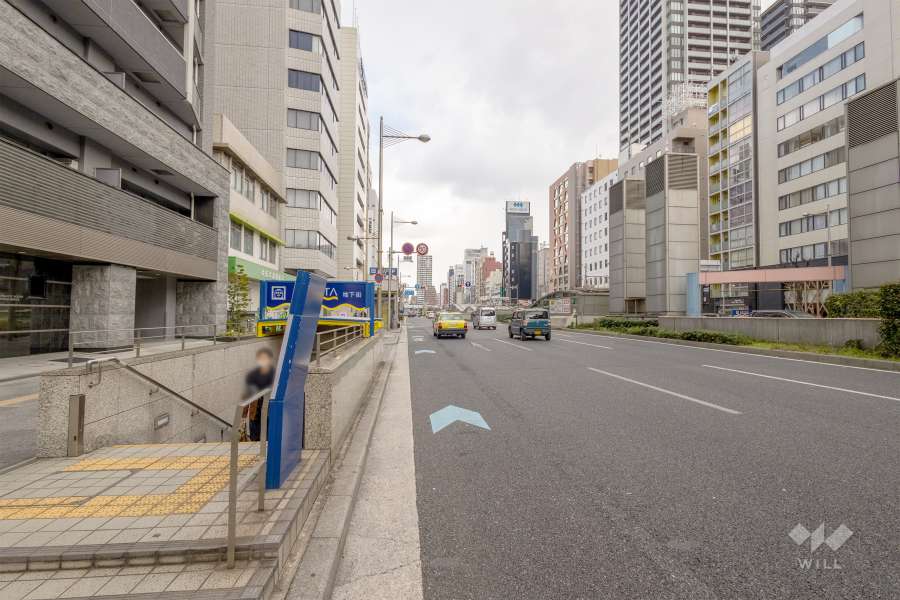 敷地南側の前面道路（西側から）