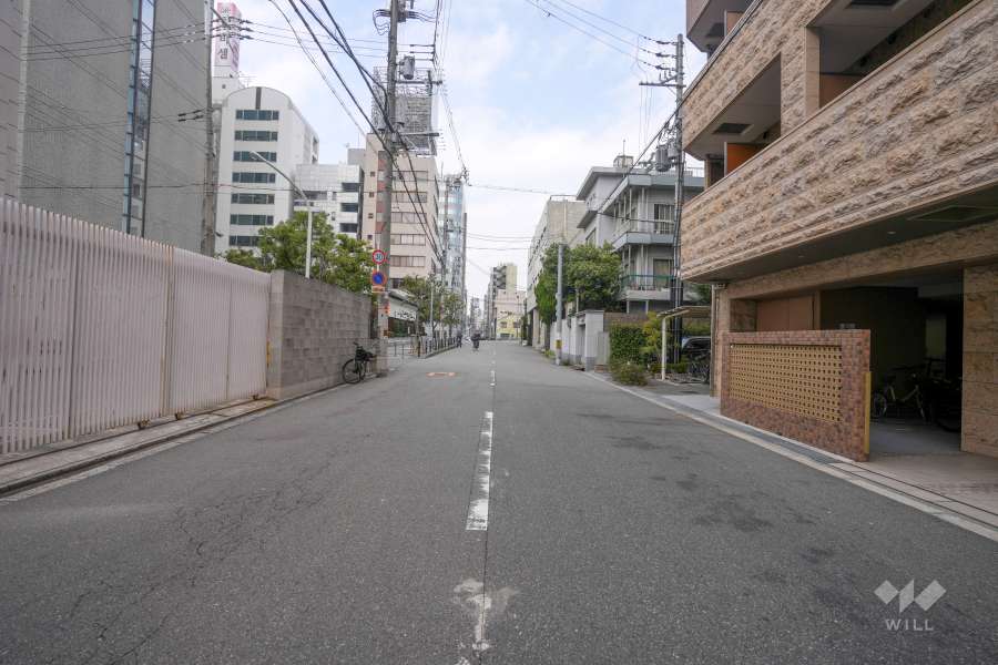 敷地西側の前面道路