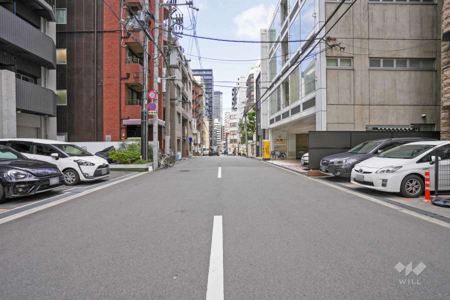 敷地の南側前面道路（東側から）
