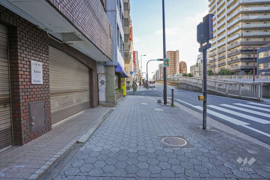 敷地西側の前面道路（北側から）