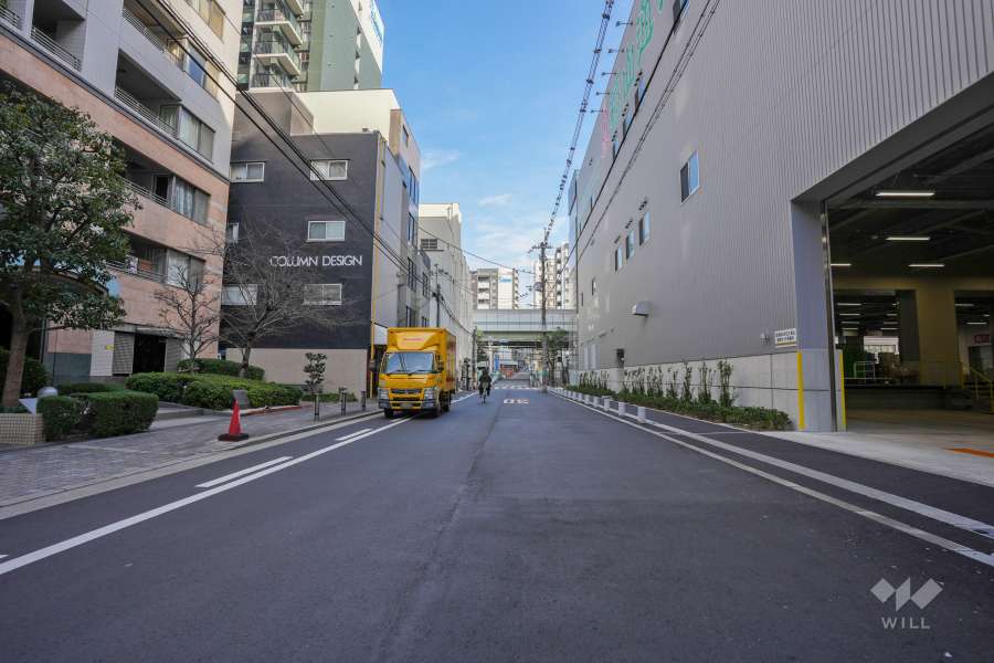 敷地の南側前面道路（西側から）