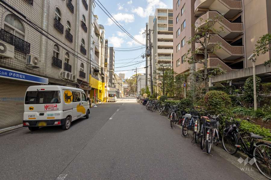 敷地北側の前面道路（西側から）
