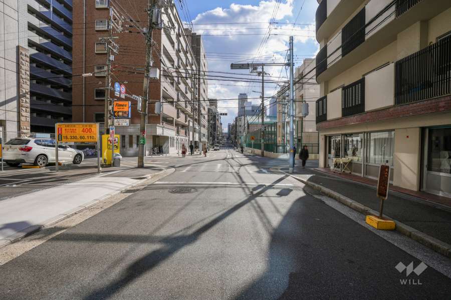 敷地東側の前面道路（北側から）
