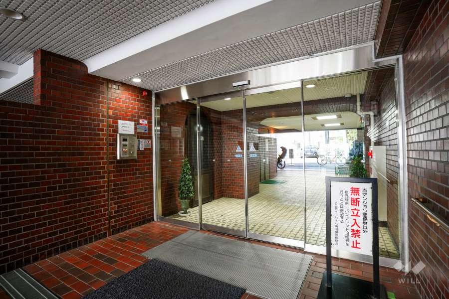 エントランスはオートロック付きです。