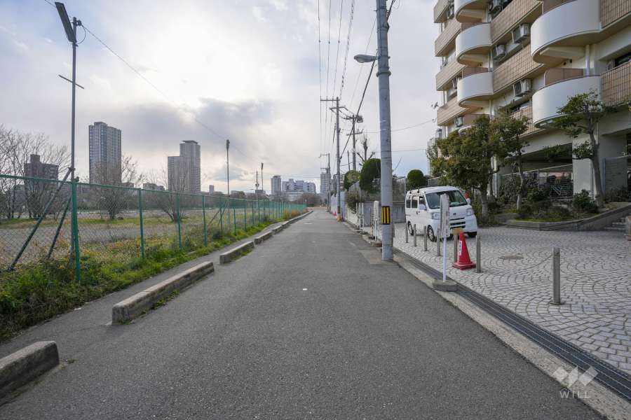 敷地の南側前面道路（東側から）