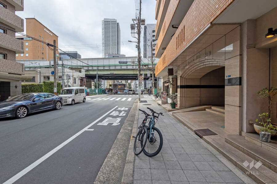 敷地南側の前面道路（東側から）