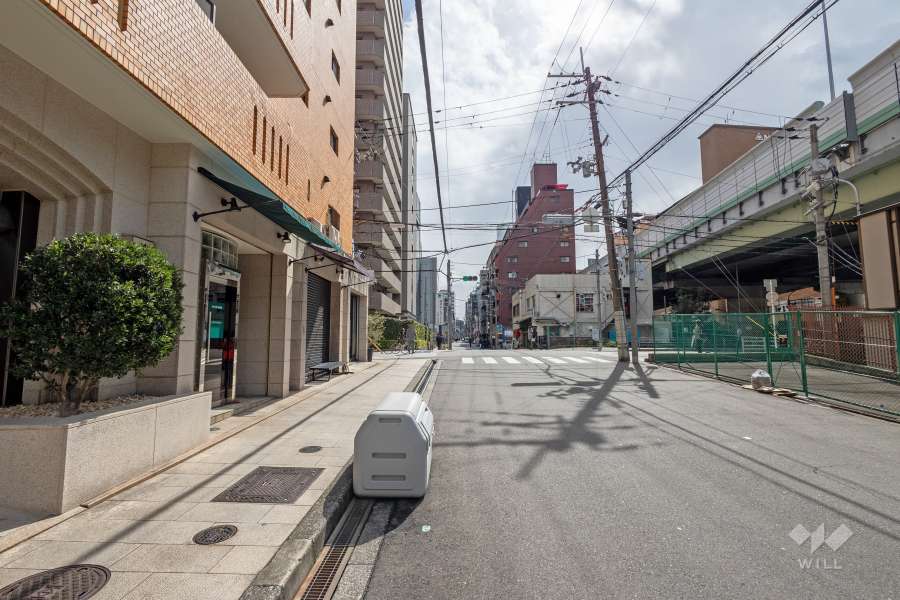 敷地西側の前面道路（北側から）