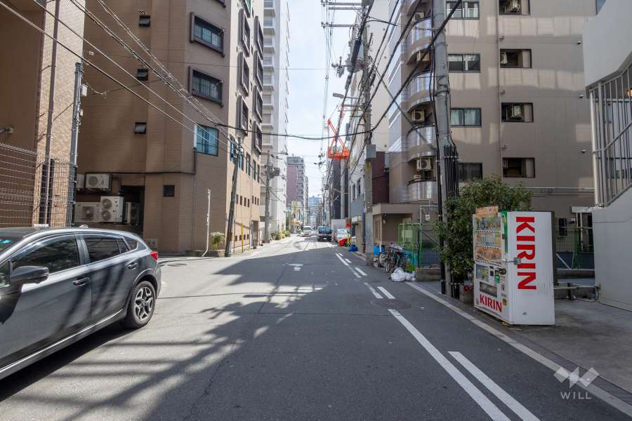 敷地西側の前面道路