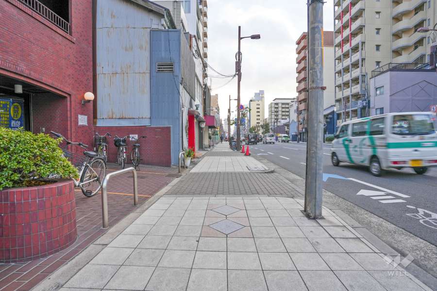 敷地西側の前面道路（北側から）