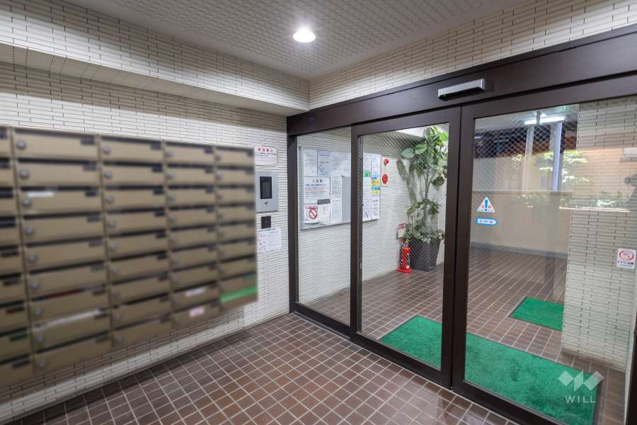 エントランスはオートロック付きです。　