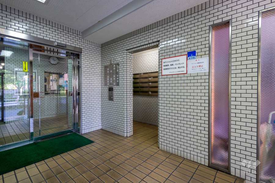 エントランスはオートロック付きです。　