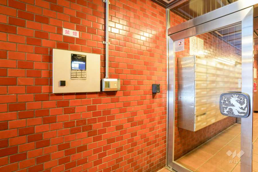 エントランスはオートロック付きです。