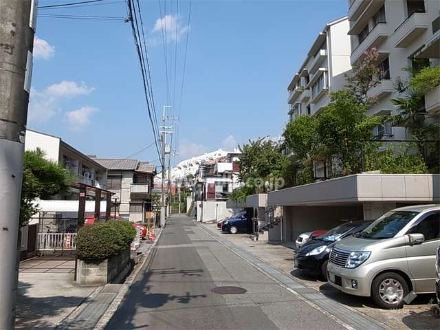 敷地北側の前面道路。周辺はマンション、一戸建てなどが混在する静かな住宅地です。