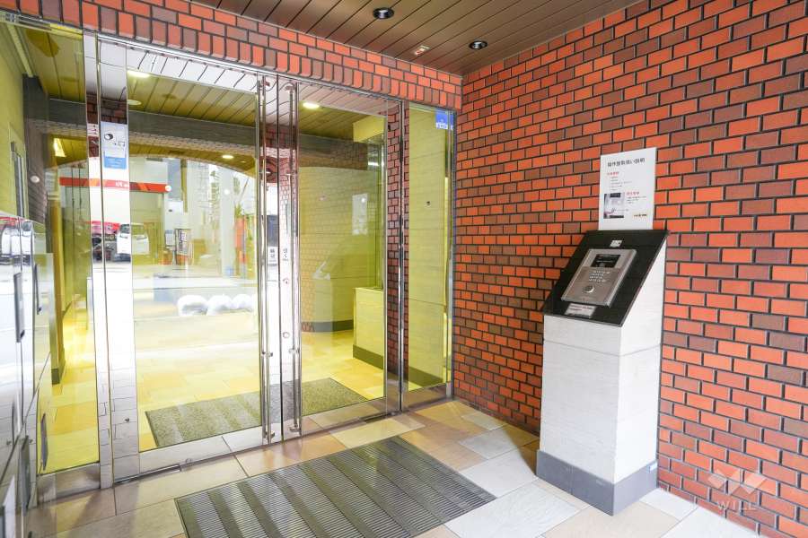 エントランスはオートロック付きです。