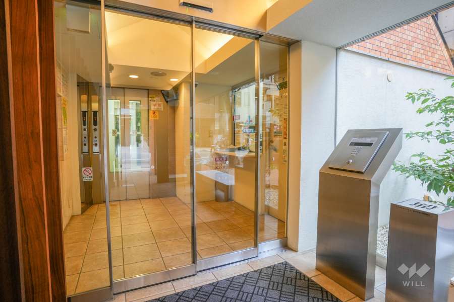 エントランスはオートロック付きです。