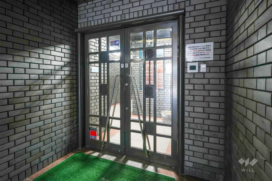 エントランスはオートロック付きです。