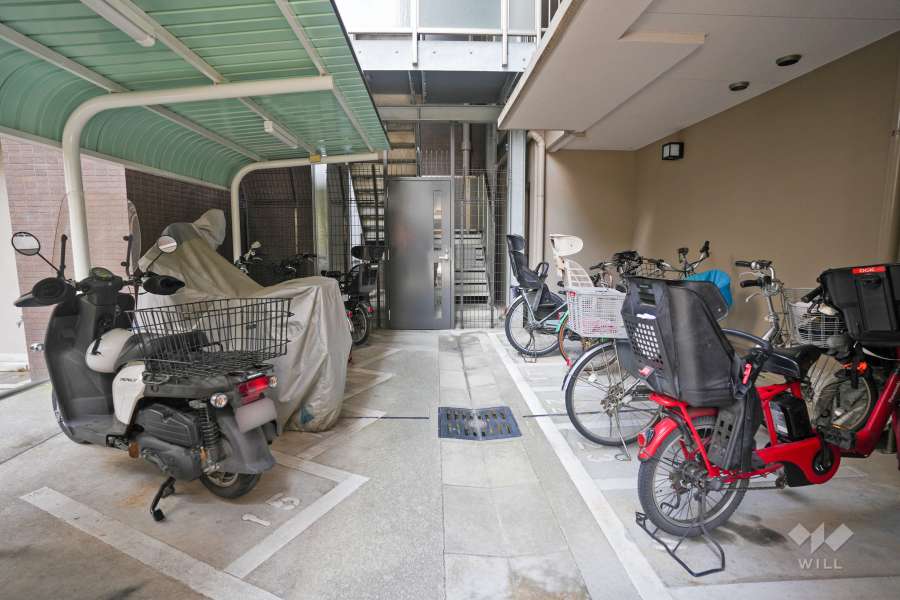 バイク置場と駐輪場