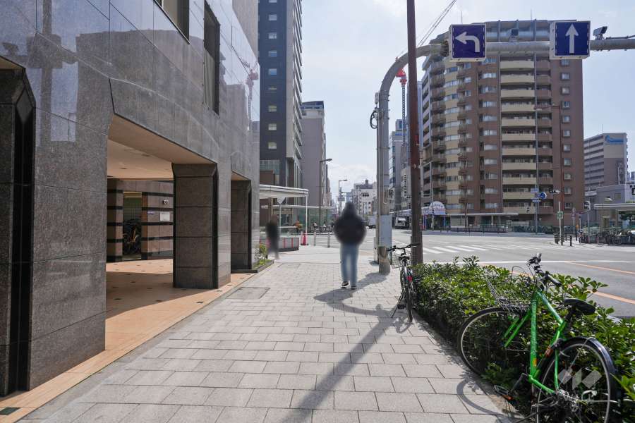 敷地西側の前面道路（北側から）