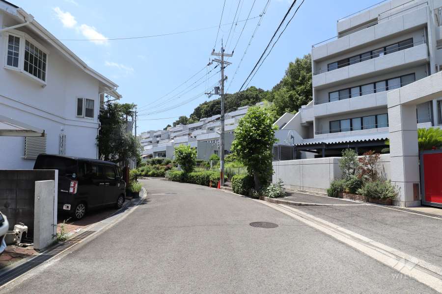 敷地南側の前面道路（東側から）