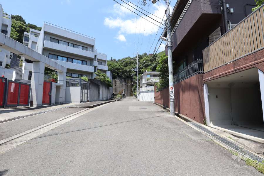 敷地東側の前面道路（南側から）