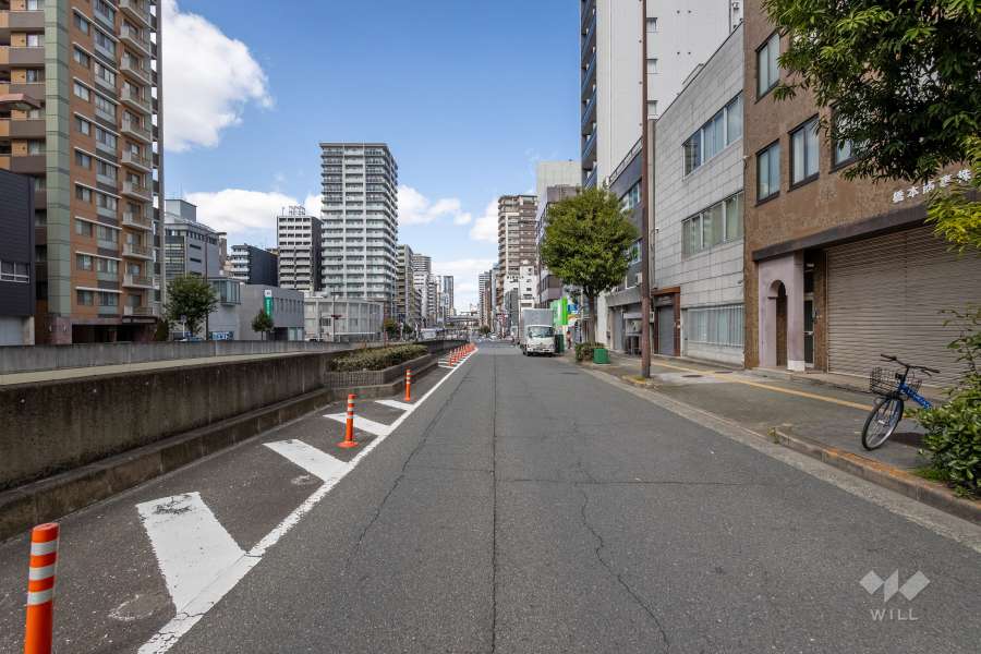 敷地西側の前面道路
