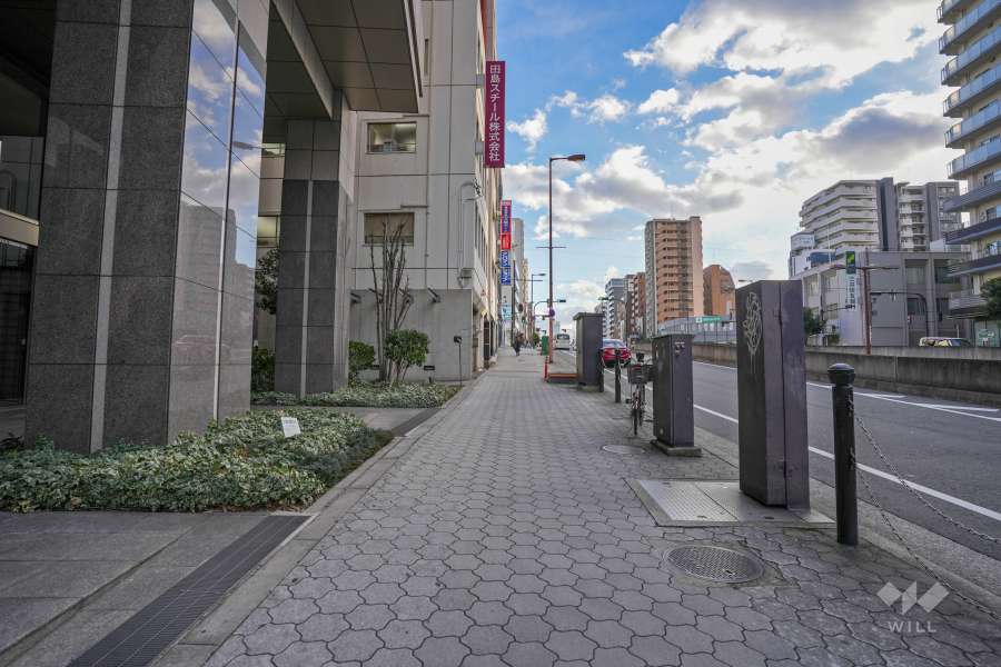 敷地西側の前面道路（北側から）