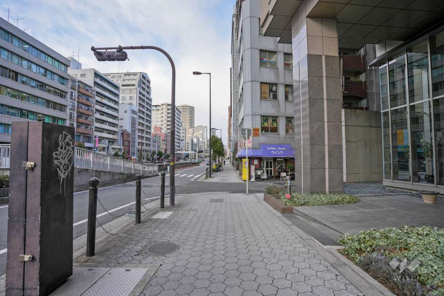 敷地西側の前面道路（南側から）