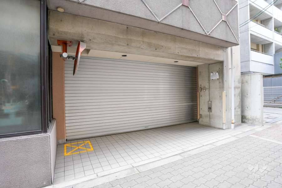 駐車場の出入り口（シャッタート付き）