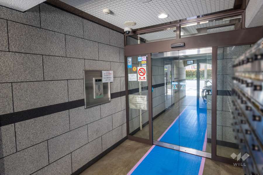 エントランスはオートロック付きです。