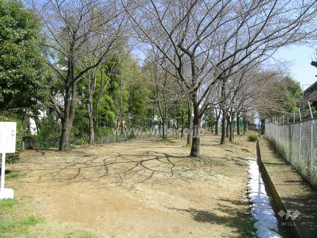 家庭菜園やゴルフ練習場に続く小道