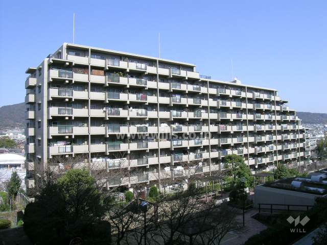 サンロイヤル箕面コスモ1号館の外観（南西側から）