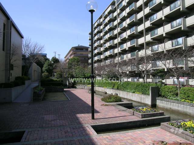 水路が流れ、水車も回るプロムナード