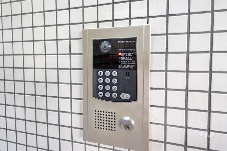 エントランスはオートロック付きです。