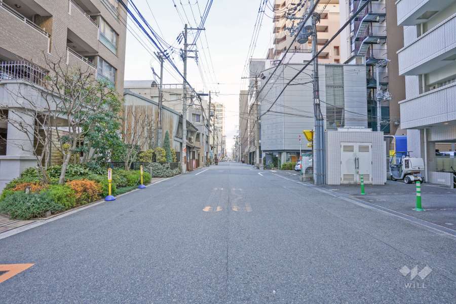 敷地の南側前面道路は内安堂寺町通です（西側から）。