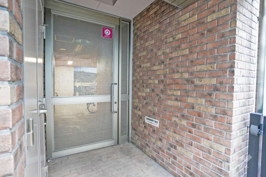 屋内に設けられた駐輪場の出入り口