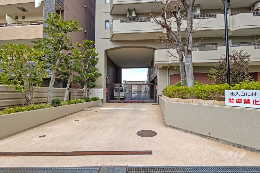 駐車場出入り口（リングシャッター付き）