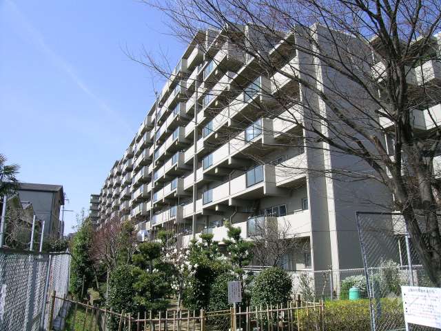 サンロイヤル箕面コスモ2号館の外観（南東側から）