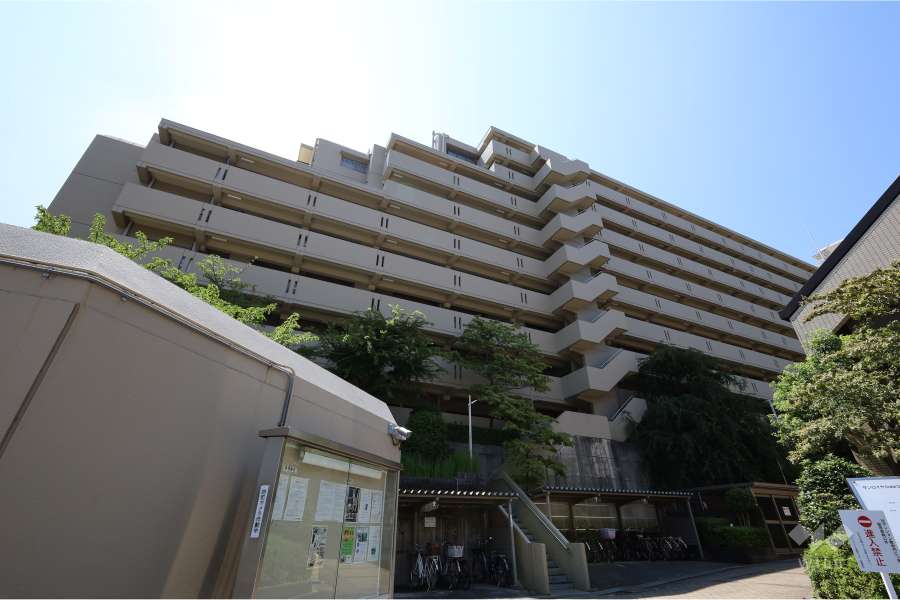 サンロイヤル箕面コスモ2号館の外観（北側から）