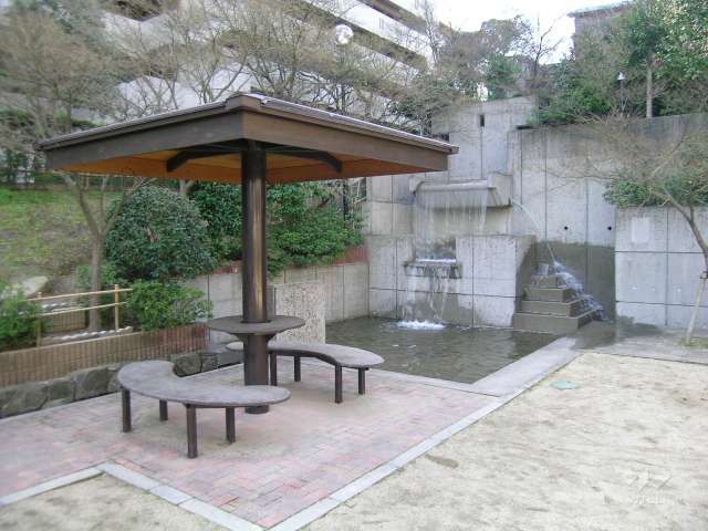 滝の流れる公園にはベンチが設置されています。