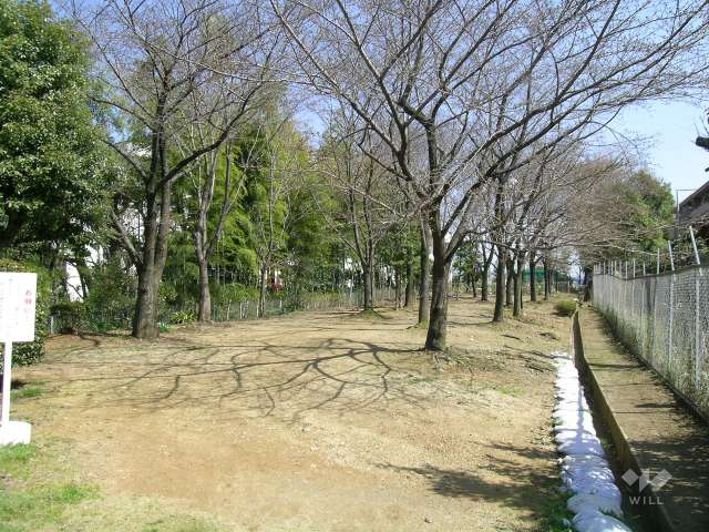 ゴルフ練習場と家庭菜園に続く小道