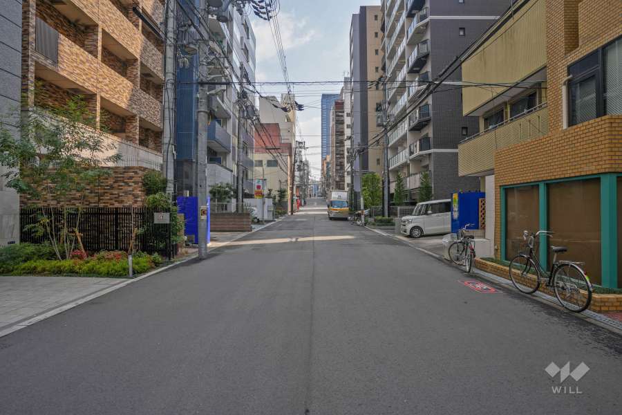 敷地の北側前面道路（西側から）