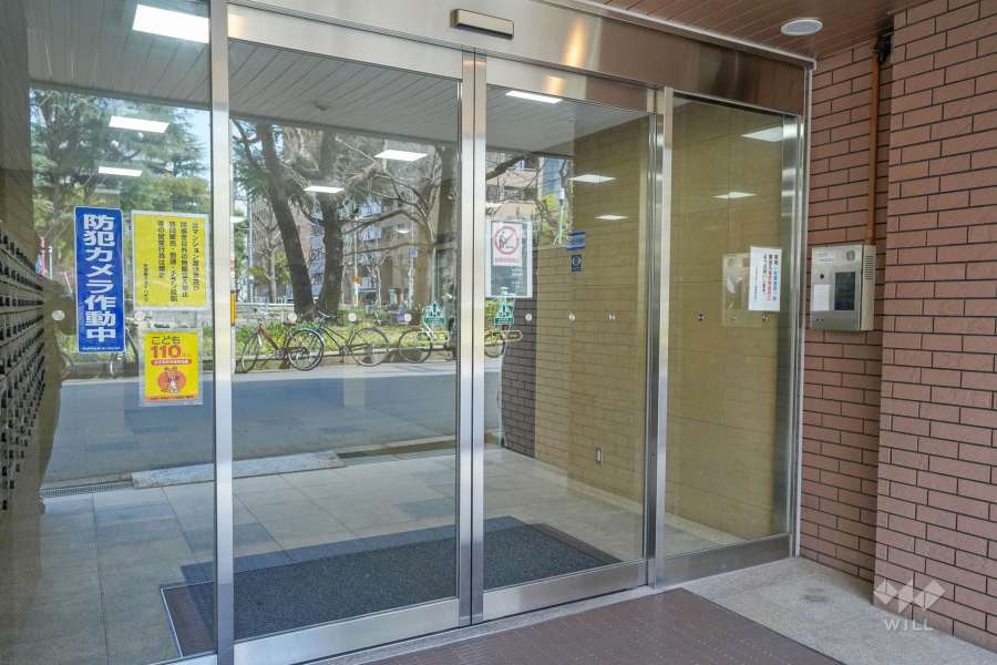 エントランスはオートロック付きです。