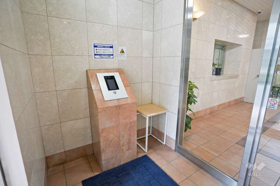 エントランスはオートロック付きです。