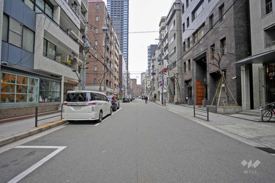 敷地の南側前面道路は内平野町通です（西側から）。