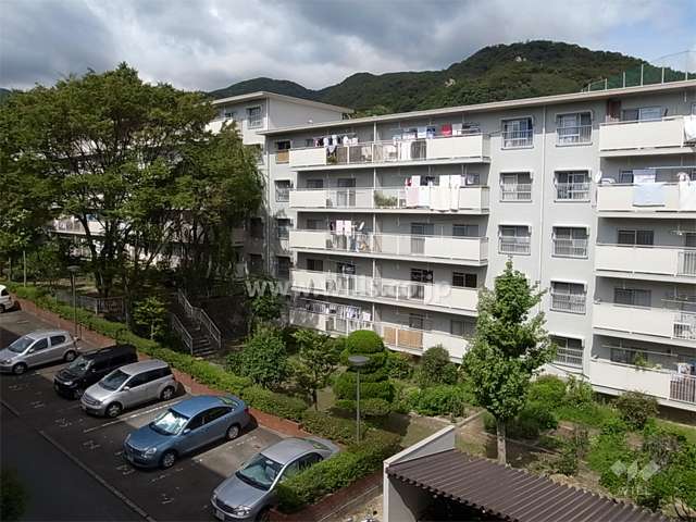 宝塚西山住宅1号棟の外観（南東側から）
